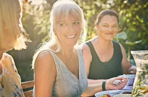 women-eating-outsite